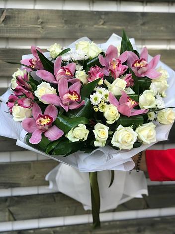 Букет цветов из: Розы и Хризантемы в Поселке имени Свердлова