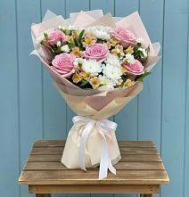 Букет цветов из:  Гвоздики, Орхидеи и Розы в Поселке имени Свердлова