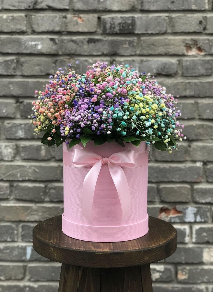 Цветочная композиция из Гипсофила и Розы в шляпной коробке в Поселке имени Свердлова