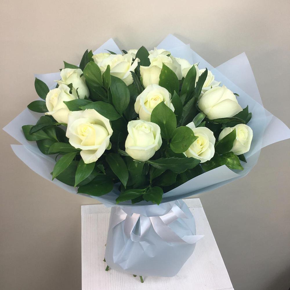 Букет 15 Белых роз Проуд в Поселке имени Свердлова