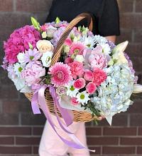 Композиция солнечный день в Поселке имени Свердлова Цветочная композиция из Розы, Хризантемы, Пионы и Лизиантусы в корзине в Поселке имени Свердлова