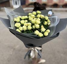 Букет Белые кустовые розы Солинеро в Поселке имени Свердлова