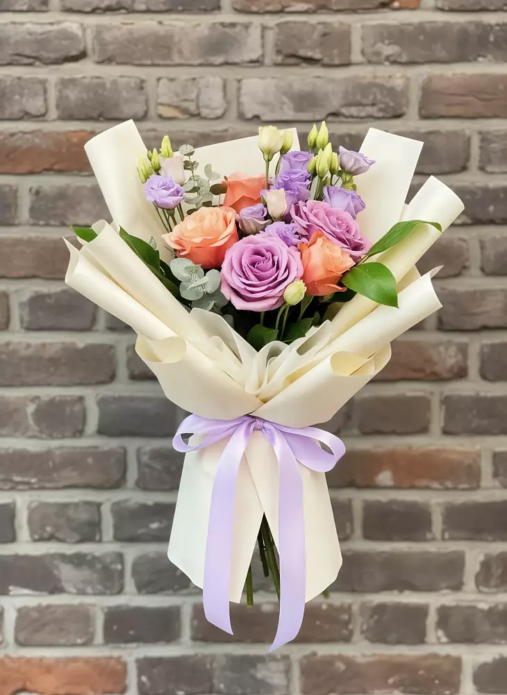 Букет цветов из: Лизиантусы и Розы в Поселке имени Свердлова