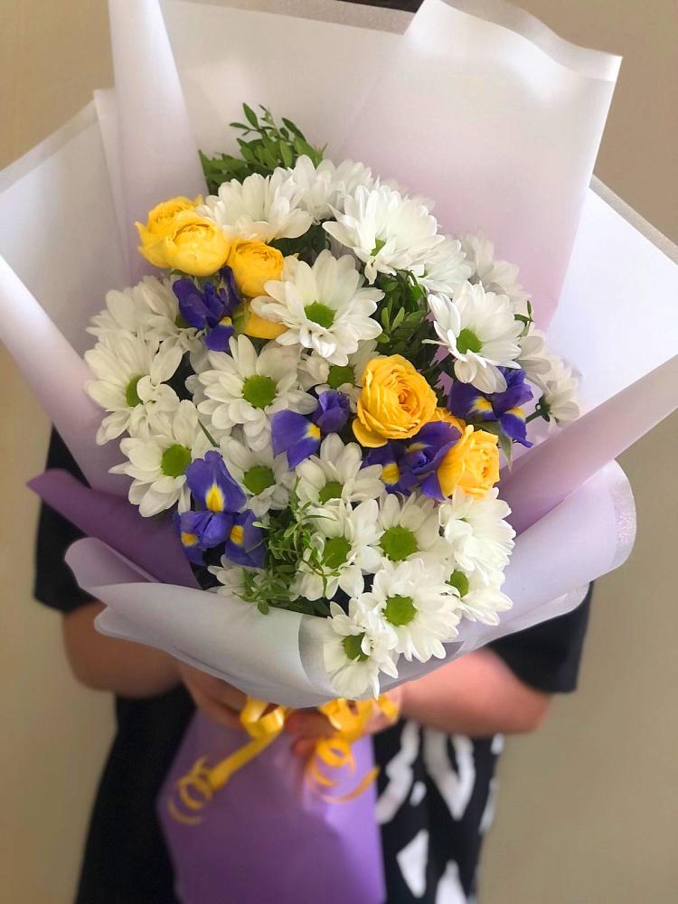 Букет цветов из: Ирисы, Хризантемы и Розы в Поселке имени Свердлова