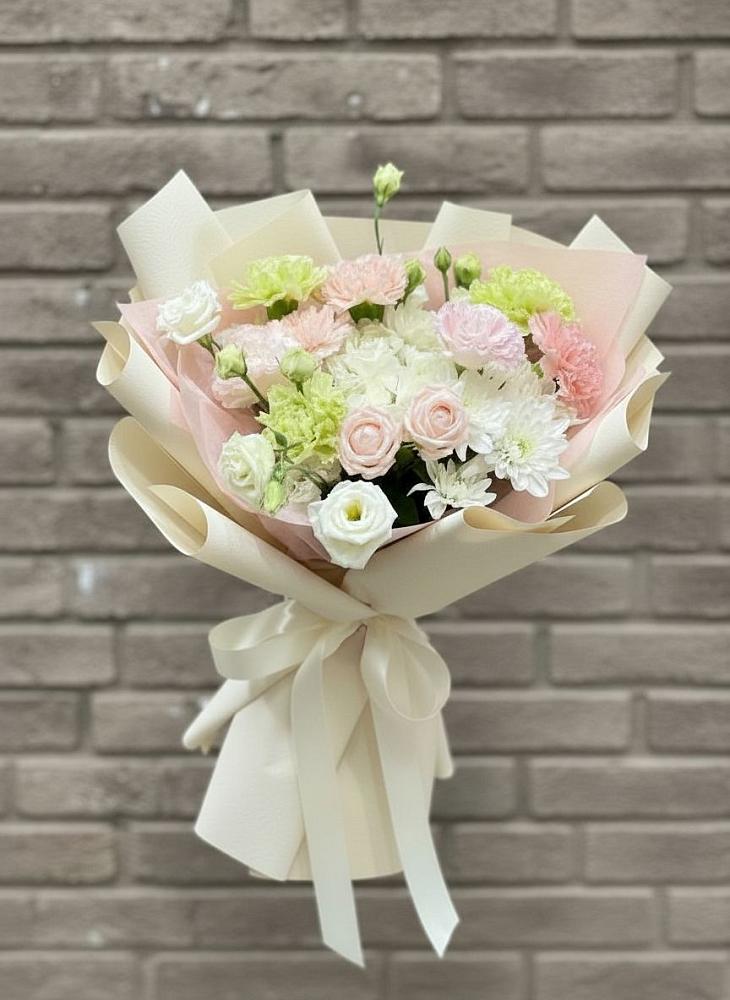 Букет цветов из: Гвоздики, Розы, Лизиантусы и Хризантемы в Поселке имени Свердлова