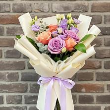 Букет цветов из:  Лизиантусы и Розы в Поселке имени Свердлова