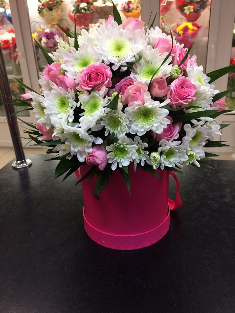 Цветочная композиция из Розы и Хризантемы в шляпной коробке в Поселке имени Свердлова