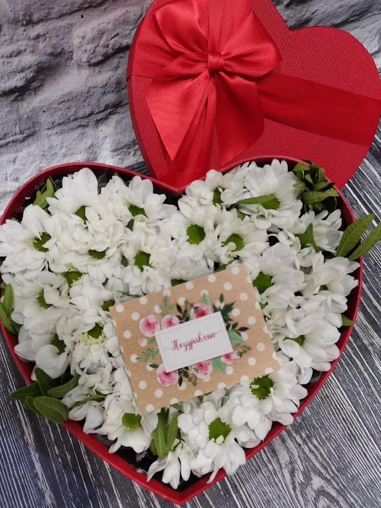 Цветочная композиция из Хризантемы в виде сердца в Поселке имени Свердлова