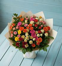 Букет Микс из разноцветных кустовых роз в Поселке имени Свердлова