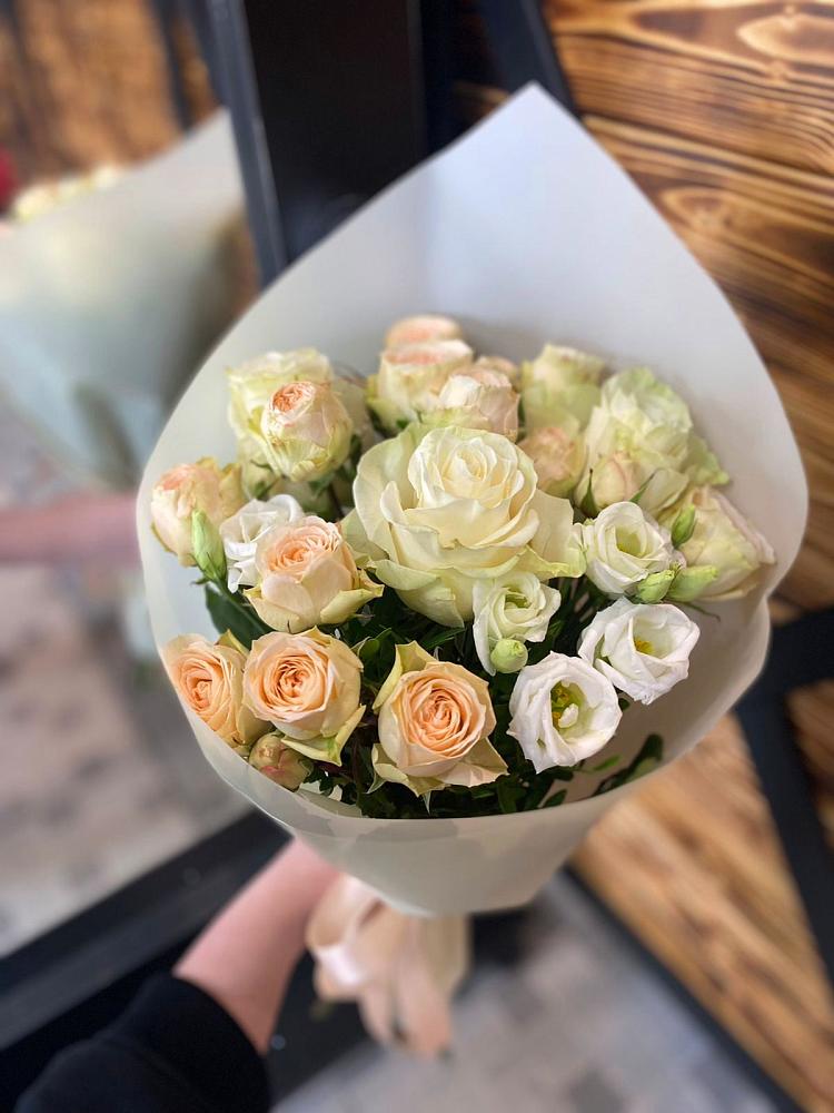 Букет цветов из: Розы и Лизиантусы в Поселке имени Свердлова